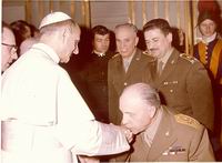 1965 ROMA - Citt del Vaticano: Sua Santit Paolo VI riceve una delegazione di VV.F. ( da sinistra, Don F. DAlbesio, Geom Masini, Ing. Litterio e, in basso, il Comandante delle SCA, Ing. Colangelo )