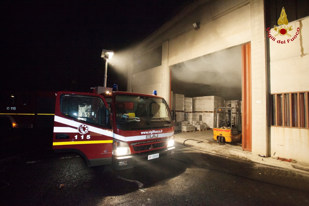 Alessandria, incendio capannone industriale a Silvano d'Orba