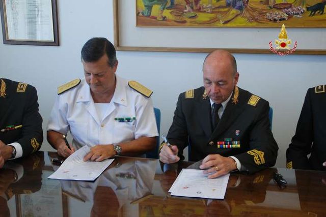 La firma dell'accordo tra Vigili del Fuoco e la Direzione Marittima di Ancona