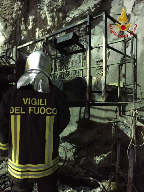 Ancona, incendio in una galleria del cantiere stradale sulla SS-76