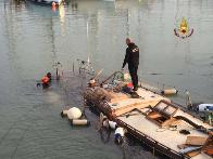 Ancona, recuperata imbarcazione a vela affondata nel porto di Civitanova Marche