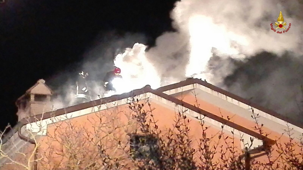 Ancona, incendio del tetto in una villetta nel comune di Senigallia