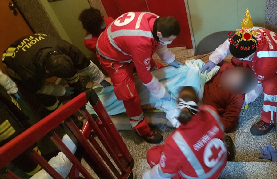 Ancona, soccorsa una persona caduta nella sua abitazione