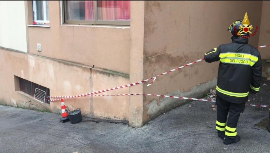 Ancona, calcinacci cadono in strada a Falconara Marittima 