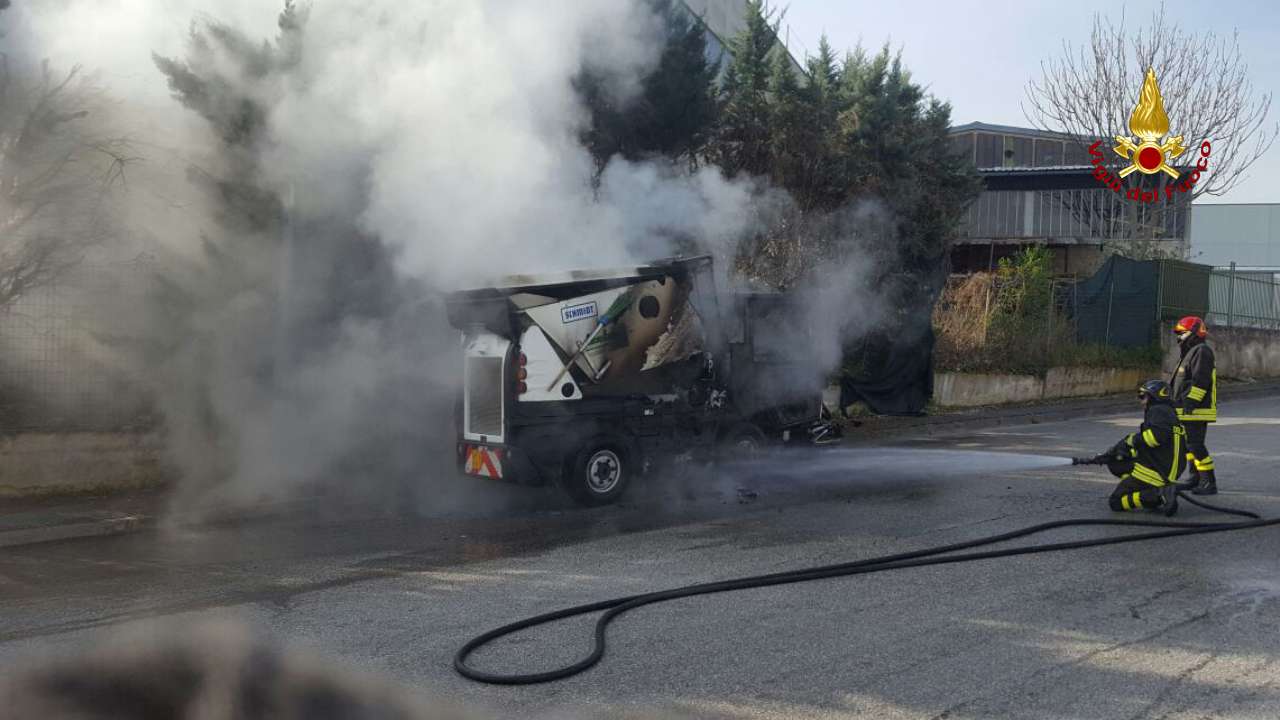 Ancona, incendio automezzo addetto alla pulizia delle strade a Fabriano