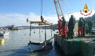 Ancona, tre barche affondate in porto recuperate dai Vigili del fuoco