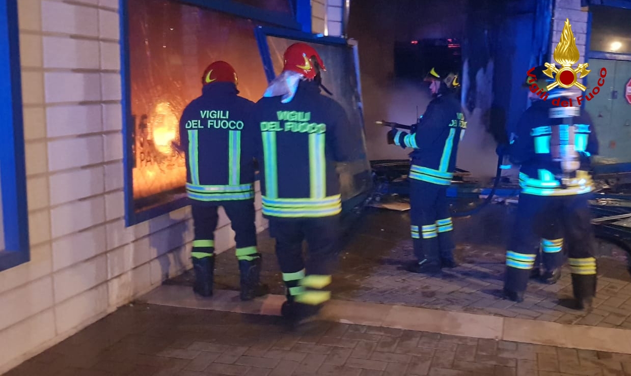 Ancona, incendio all'interno di una parafarmacia a Collemarino