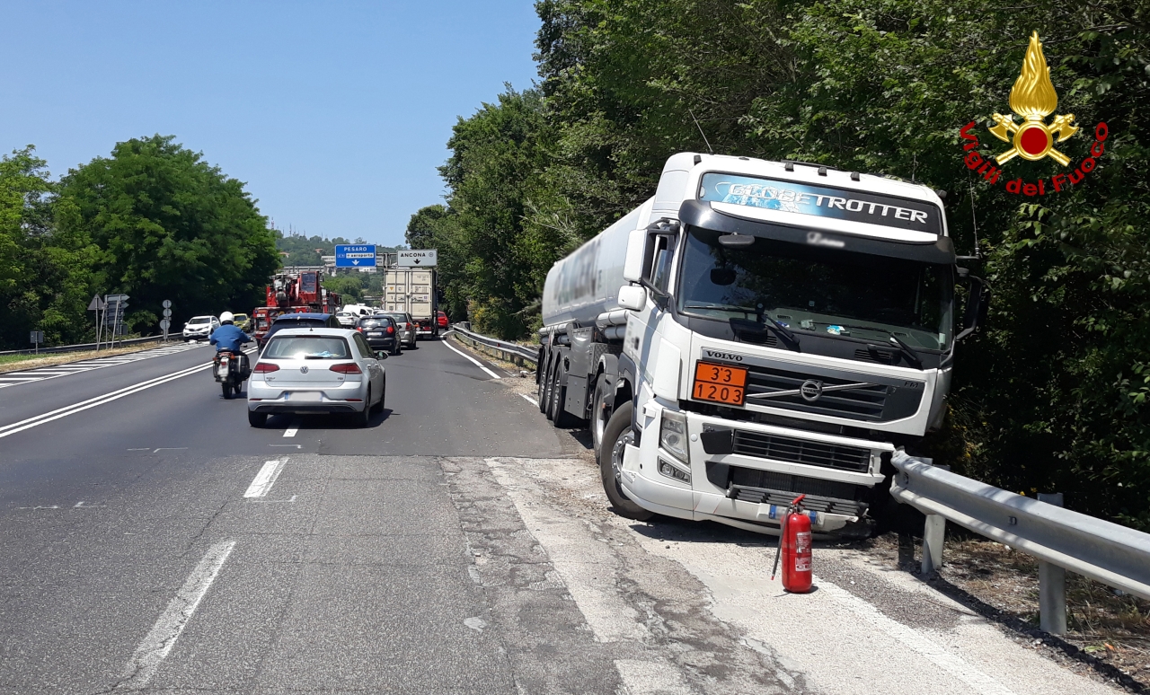 Ancona, incidente stradale sulla 