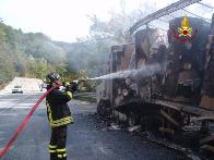 Ascoli Piceno, un TIR in fiamme sulla SP 285