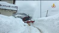 Ascoli Piceno, i Vigili del fuoco liberano la strada dalla neve in localit Pozza di Acquasanta Terme