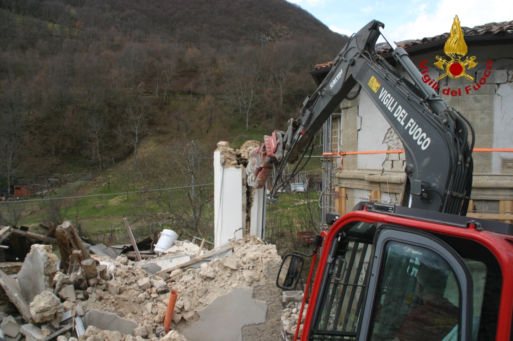 Ascoli Piceno, prosegue la rimozione delle macerie a Capodacqua