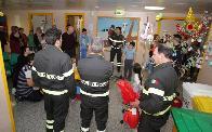 Ascoli Piceno, i Vigili del fuoco recano in dono uova di Pasqua al reparto di Pediatria