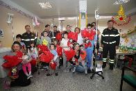Ascoli Piceno, i Vigili del fuoco recano in dono uova di Pasqua al reparto di Pediatria