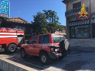 Ascoli Piceno - Fermo, incendio in stabile adibito ad attivit commerciale