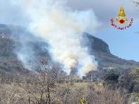 Ascoli Piceno, incendio sterpaglie e canne nella frazione di Lisciano