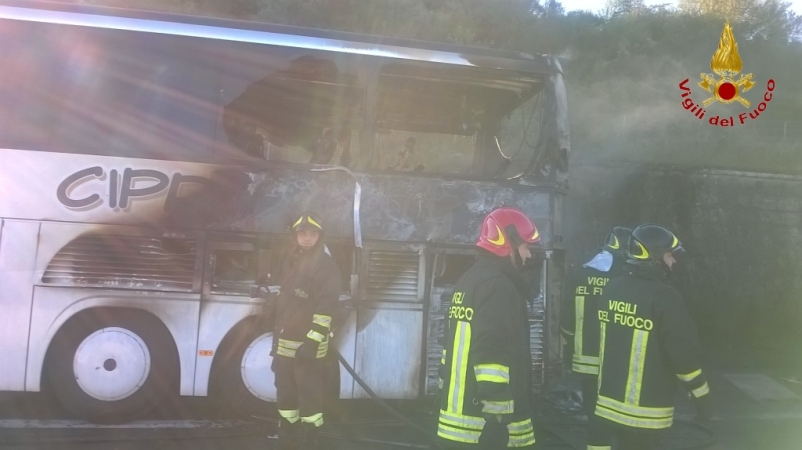 Avellino, incendio autobus sull'autostrada 