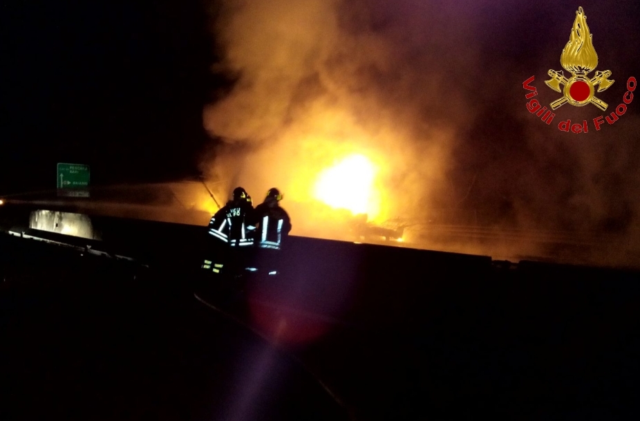 Avellino, incendio autoarticolato sulla A16