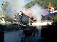 Avellino, incendio tetto abitazione a Pago Vallo Lauro