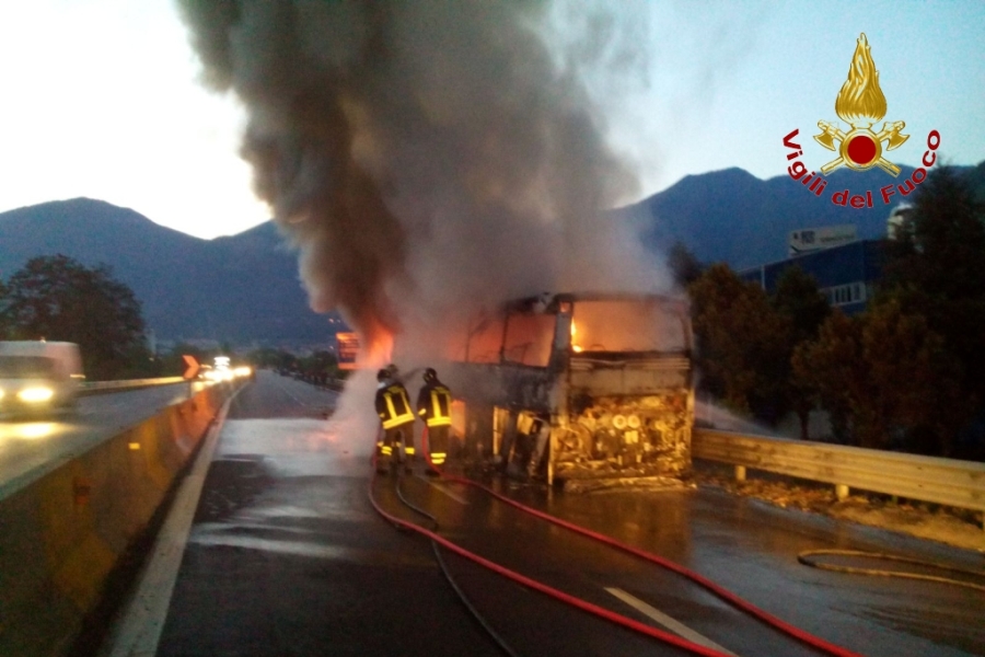 Avellino, incendio di un pullman sulla Avellino-Salerno