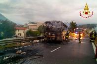 Avellino, incendio di un pullman sulla Avellino-Salerno