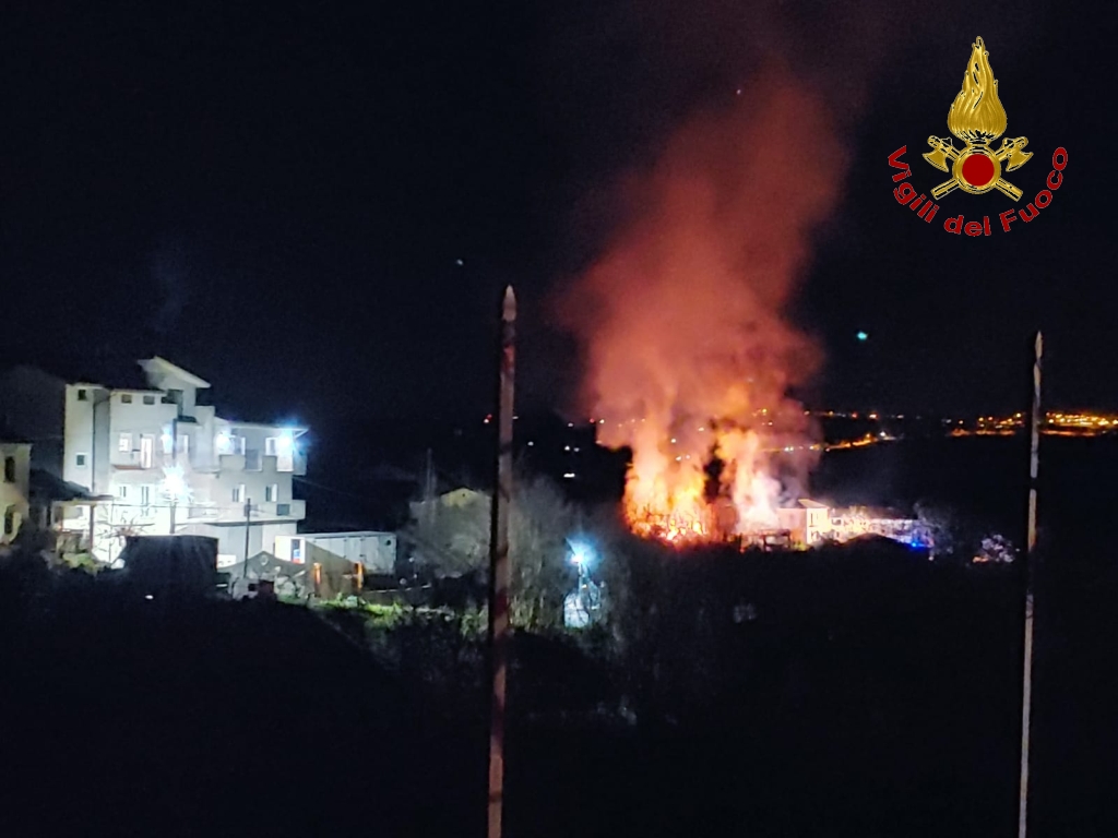 Avellino, in fiamme due depositi agricoli nel comune di Ariano Irpino