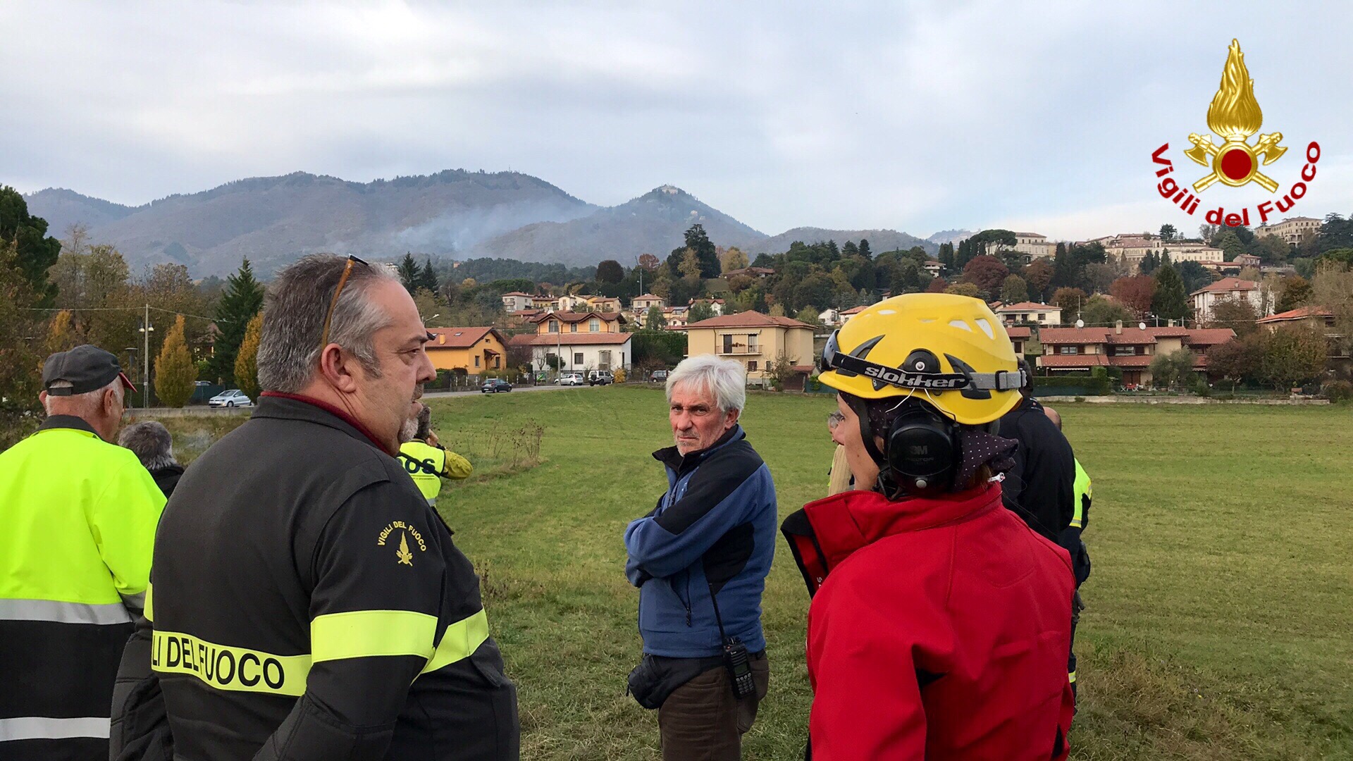 Varese, continuano le operazioni di spegnimento nel Parco regionale del Campo dei Fiori