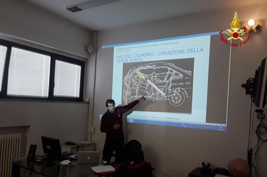  Belluno, seminario sulle tecniche d'intervento negli incidenti stradali con auto di ultima generazione