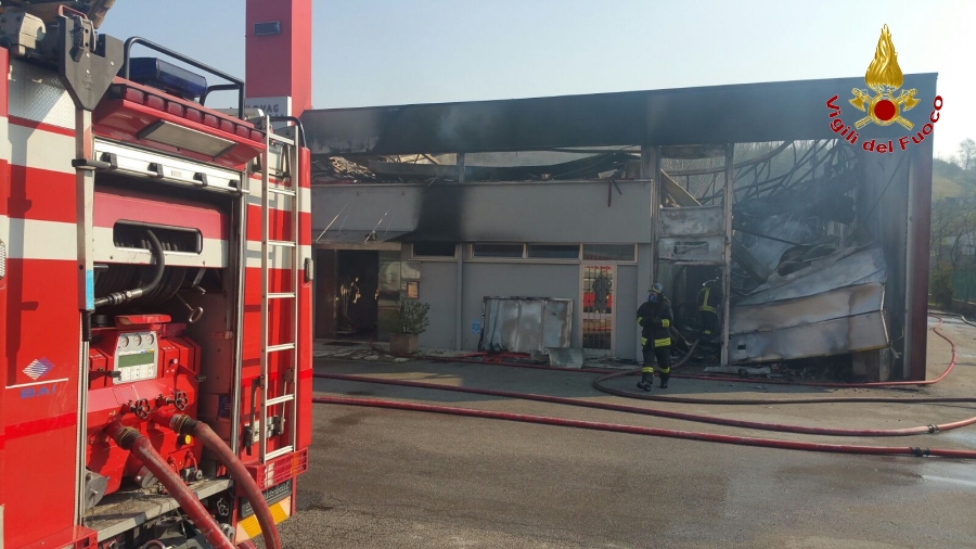 Treviso, incendio all'interno di una ditta per la lavorazione di materiali plastici nel comune di Refrontolo