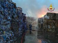 Belluno, incendio balle di carta riciclata nella cartiera di Brentino 