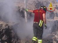 Benevento, violento incendio in un deposito di ecoballe a Fragneto Monforte