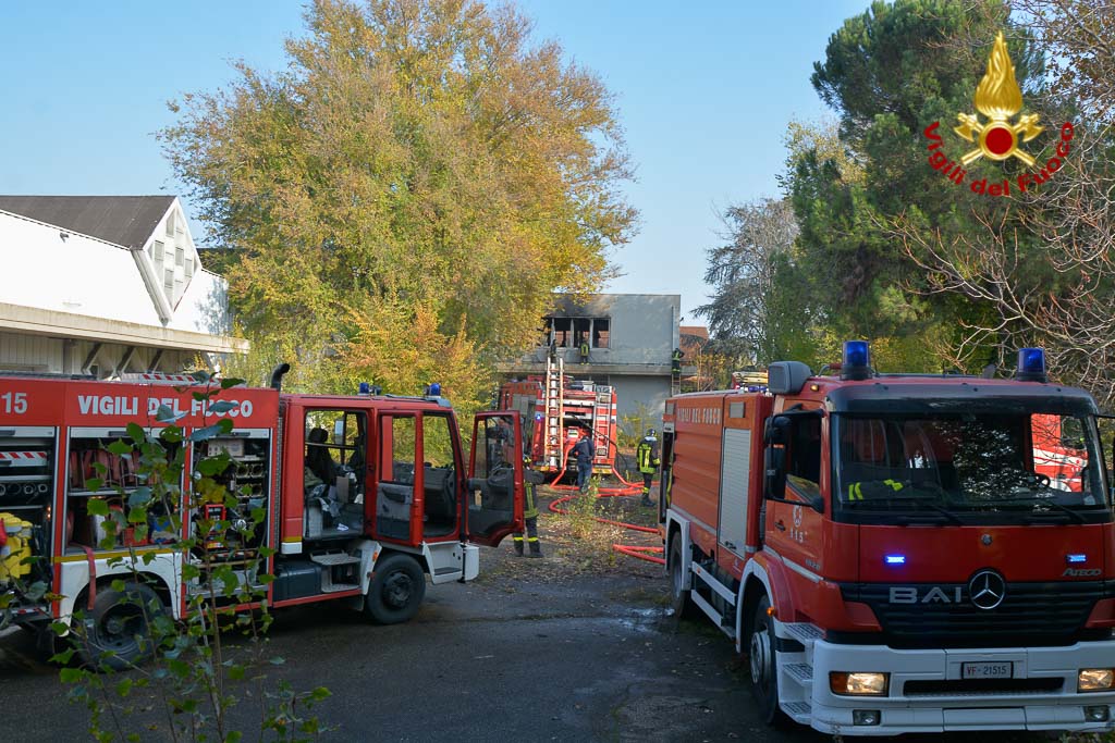 Bologna, incendio in un capannone dismesso