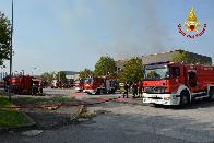 Bologna, incendio capannone industriale nel comune di Crevalcore