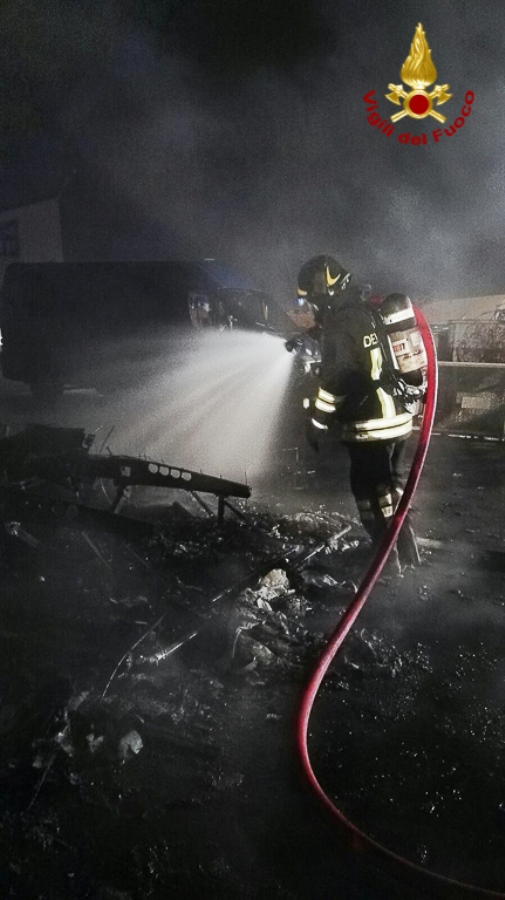 Bologna, incendio automezzi nel piazzale di una fabbrica a Zola Predosa