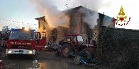 Bologna, incendio in una cascina agricola a Sasso Marconi