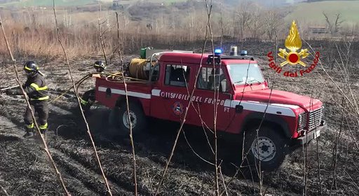 Bologna, incendio sterpaglie e arbusti nel comune di Castelfiumanese