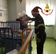 Brescia, i Vigili del fuoco in visita al reparto pediatrico degli Ospedali Civili