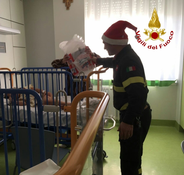 Brescia, i Vigili del fuoco in visita al reparto pediatrico degli Ospedali Civili