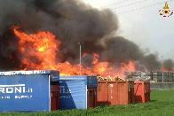  Brescia, vasto incendio in un deposito di bancali in legno
