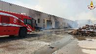  Brescia, vasto incendio in un deposito di bancali in legno