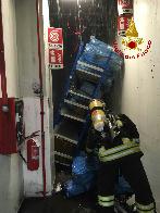 Brescia, principio d'incendio in un magazzino all'interno di un centro commerciale a Roncadelle