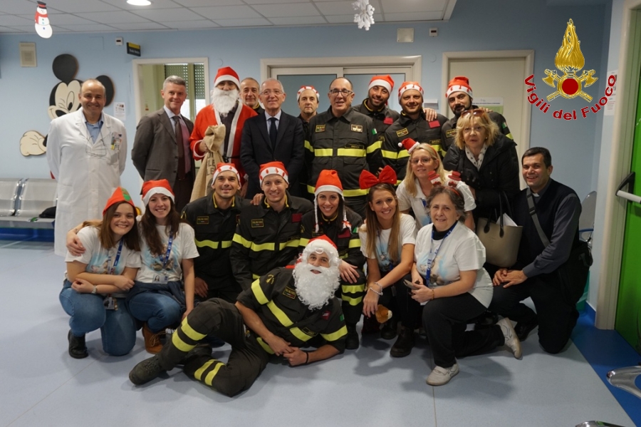 Brescia, i Vigili del Fuoco del Comando provinciale in visita al reparto di pediatria della Fondazione Poliambulanza