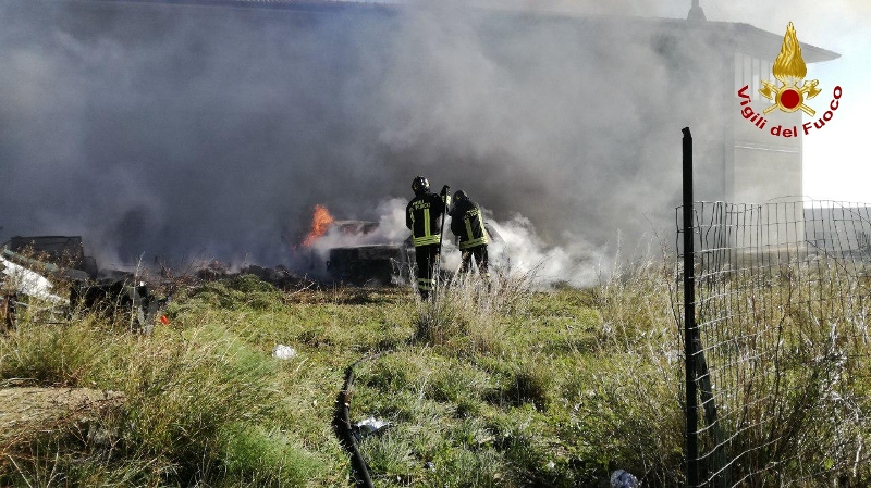 Crotone, incendio autovetture nel comune di Cutro