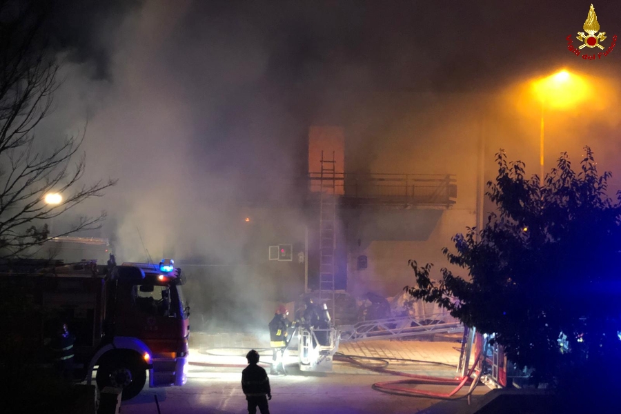 Isernia, violento incendio devasta edificio