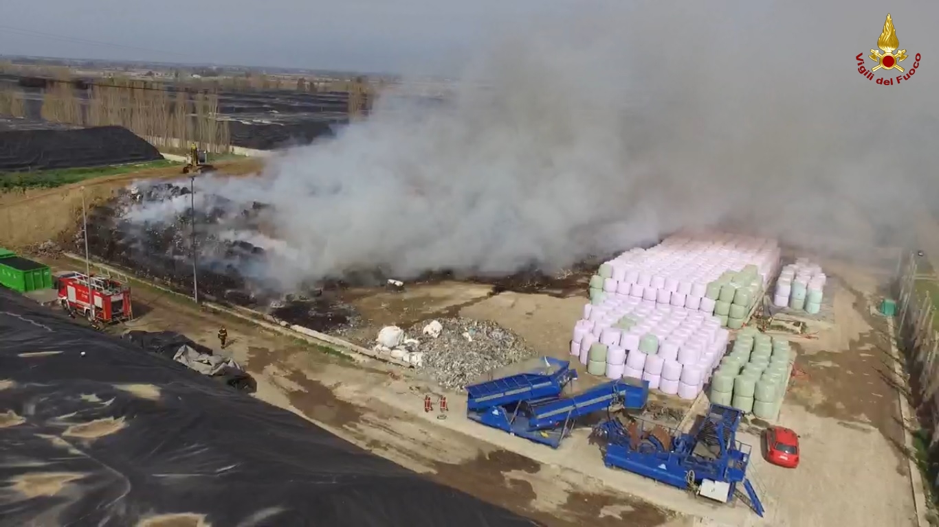 Caserta, incendio all'interno di un deposito di smaltimento rifiuti a Villa Literno
