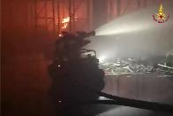 Caserta, fiamme distruggono un grosso deposito a Orta Atella