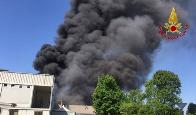 Varese, vasto incendio all'interno di un'azienda di prodotti alimentari nel comune di Marnate