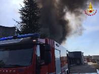 Varese, vasto incendio all'interno di un'azienda di prodotti alimentari nel comune di Marnate