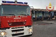 L'intervento per i capannoni in fiamme a Carugo