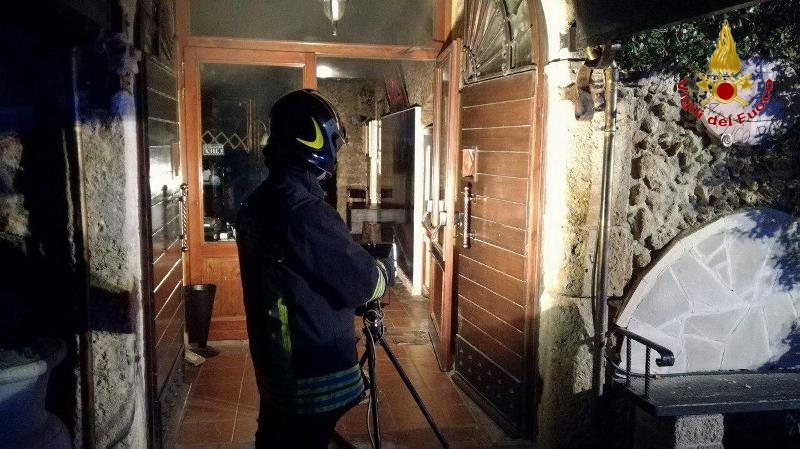 Crotone, incendio in un ristorante in localit Papaniciaro