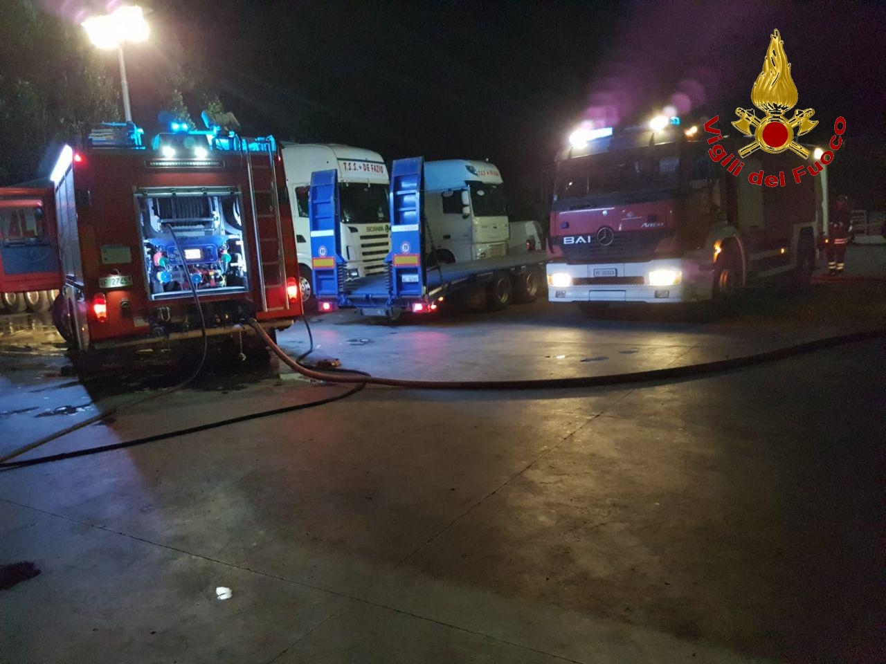 Crotone, incendio parco automezzi in localit Margherita